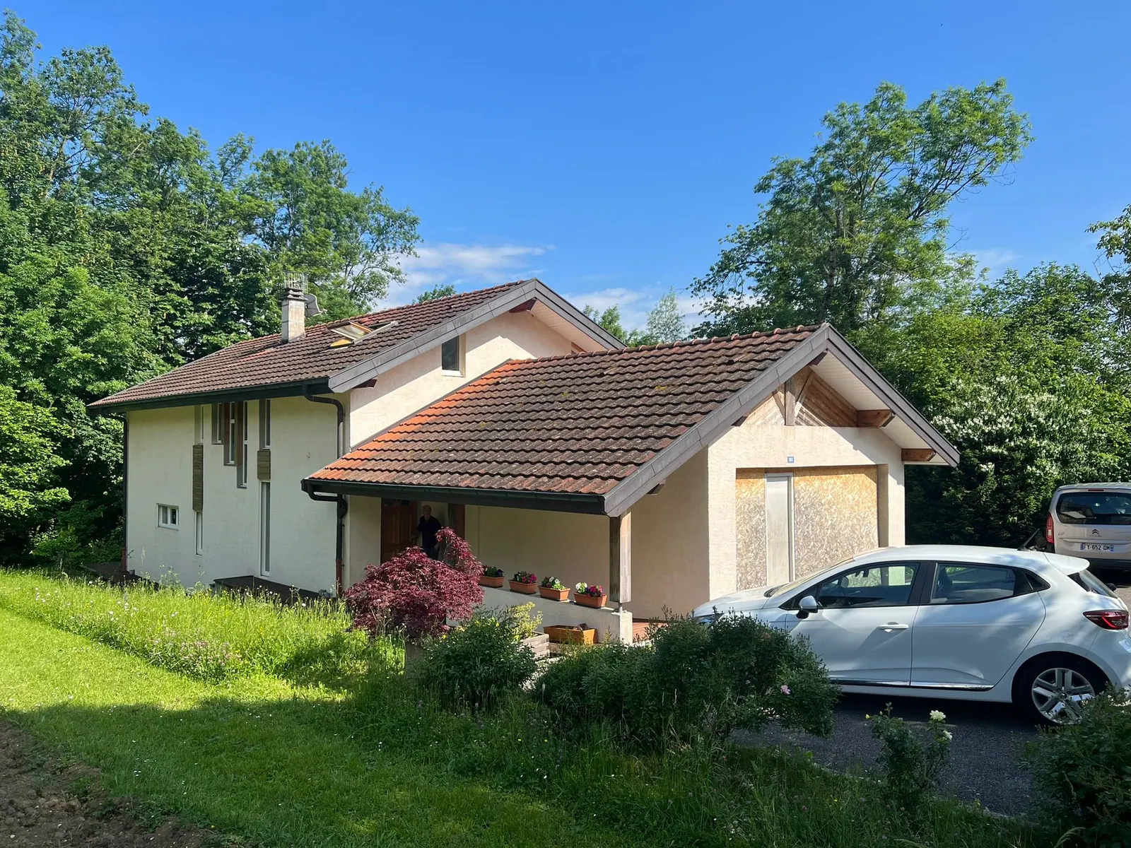 Maison avec une toiture en tuiles.
